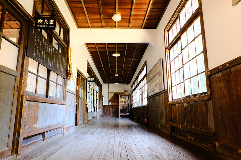 丸太の森　旧福澤小学校の廊下